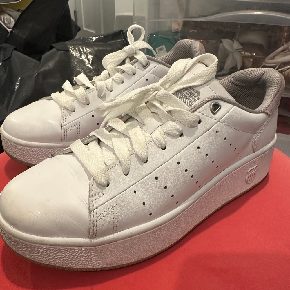 Basic White sneakers Basicslly new, used once